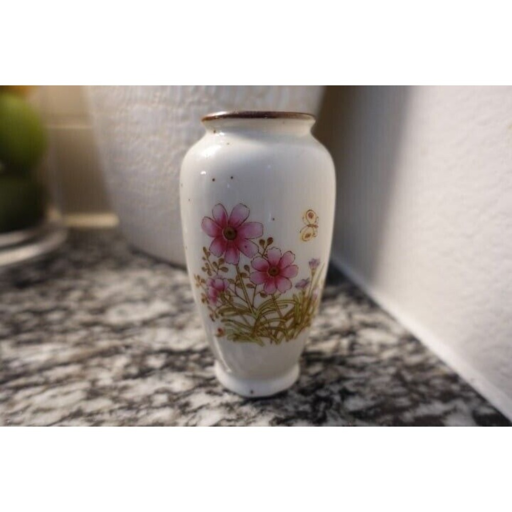 Vintage Small Opryland Nasville Tennessee vase pink flowers and yellow butterfly